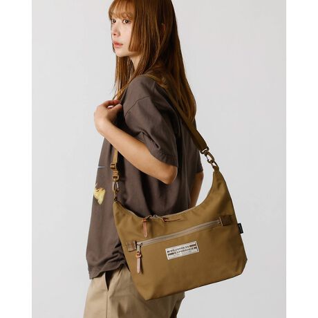 [^ԁF04509861047]yizx❛̍R[f500diCgpAyđϋvɗDꂽV_[B t@Xi[̃C[̓ɂ́AgѓdbꂪyXI[v|Pbg2ƑOʂ̑傫߃t@Xi[|Pbgŏ[₷fUCB DJɌĕh~ɂB ו[ł邩AoV[ł劈ByTCYzF22cm@F28cm@}`F9cm@eʁF6Ly@\zDJtwʃpbhyXybNzFt@Xi[y|Pbgz~2@O~1WILDERNESS EXPERIENCEiEB_lXGNXyGXj1973NɃAJEJtHjABɂđnƂAEghAMA[J[uWILDERNESS EXPERIENCEiEB_lXGNXyGXjvBgȓ̌hӖuhɂӂ킵v_NgQ͌50NォAEghApi|{̘V܃[J[ɂĐĂAx̍^tȃACeւƏ؂Ă܂BȃEB_lX獡̓^E[XŎg₷V_[obOЉB