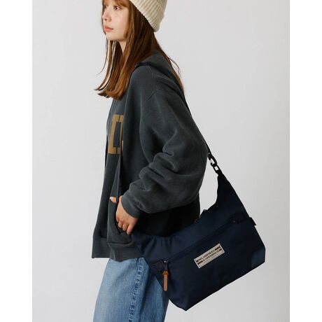 [^ԁF04509861047]yizx❛̍R[f500diCgpAyđϋvɗDꂽV_[B t@Xi[̃C[̓ɂ́AgѓdbꂪyXI[v|Pbg2ƑOʂ̑傫߃t@Xi[|Pbgŏ[₷fUCB DJɌĕh~ɂB ו[ł邩AoV[ł劈ByTCYzF22cm@F28cm@}`F9cm@eʁF6Ly@\zDJtwʃpbhyXybNzFt@Xi[y|Pbgz~2@O~1WILDERNESS EXPERIENCEiEB_lXGNXyGXj1973NɃAJEJtHjABɂđnƂAEghAMA[J[uWILDERNESS EXPERIENCEiEB_lXGNXyGXjvBgȓ̌hӖuhɂӂ킵v_NgQ͌50NォAEghApi|{̘V܃[J[ɂĐĂAx̍^tȃACeւƏ؂Ă܂BȃEB_lX獡̓^E[XŎg₷V_[obOЉB