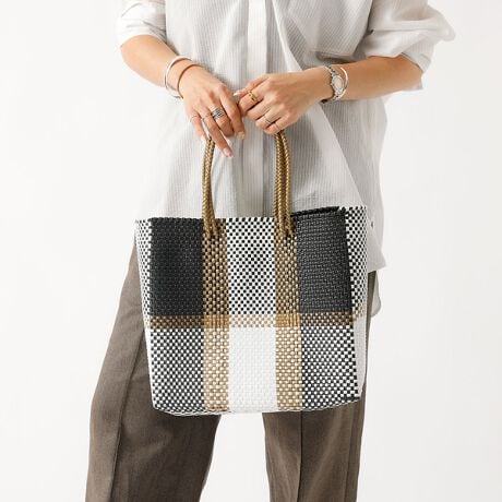 [^ԁF04509861005]JhobÓALVRɌÂ`Z@ŕ҂܂ꂽAĐvXeBbNfނ̂obOłBvX`bNfނȂ̂Ńv[r[`TChł􂷂邱ƊԈႢȂI`FbN璹iqȂǁAڂ䂭̃obO̓VvȃR[f̃ANZgɁBhȈۂłlۂzFȂ̂Ŏ₷΂łB܂A肪2dɂȂfUC͌ڂAϋvƂ@\Ig₷`ŁA傫JĂ̂ŃKTbƑR̉וC˂Ȃ܂ӎELVR̃nhChïׁȀoTCYȂǂɌ̍܂BEꂽꍇ͒܂܂܂zAX|WgpĉBE̎ԓⒼ˓͗򉻂̌ƂȂ܂̂œAŕۊǉByMOON BIRD/[o[hzMoon Bird͌ɏƂ炳AÂȖRɔԓn蒹̂悤ɁAgRŗVѐSl̃X^COhāBgFreeLoveHappinesshRZvgƂALVRYɓ^E][guhłBlXȐFW߂Ȃ悤ȁAYő@ׂȕ҂݃obOWJĂ܂BubN_1 fFH158 pTCYFFubN_3 fFH158 pTCYFFVo[ fFH158 pTCYFF