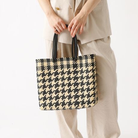 [^ԁF04509861005]JhobÓALVRɌÂ`Z@ŕ҂܂ꂽAĐvXeBbNfނ̂obOłBvX`bNfނȂ̂Ńv[r[`TChł􂷂邱ƊԈႢȂI`FbN璹iqȂǁAڂ䂭̃obO̓VvȃR[f̃ANZgɁBhȈۂłlۂzFȂ̂Ŏ₷΂łB܂A肪2dɂȂfUC͌ڂAϋvƂ@\Ig₷`ŁA傫JĂ̂ŃKTbƑR̉וC˂Ȃ܂ӎELVR̃nhChïׁȀoTCYȂǂɌ̍܂BEꂽꍇ͒܂܂܂zAX|WgpĉBE̎ԓⒼ˓͗򉻂̌ƂȂ܂̂œAŕۊǉByMOON BIRD/[o[hzMoon Bird͌ɏƂ炳AÂȖRɔԓn蒹̂悤ɁAgRŗVѐSl̃X^COhāBgFreeLoveHappinesshRZvgƂALVRYɓ^E][guhłBlXȐFW߂Ȃ悤ȁAYő@ׂȕ҂݃obOWJĂ܂BubN_1 fFH158 pTCYFFubN_3 fFH158 pTCYFFVo[ fFH158 pTCYFF