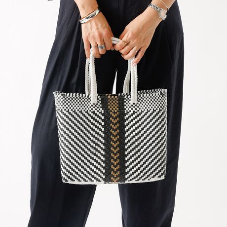 [^ԁF04509861003]JhobÓALVRɌÂ`Z@ŕ҂܂ꂽAĐvXeBbNfނ̂obOłBvX`bNfނȂ̂ŉJ̓v[r[`TChł􂷂邱ƊԈႢȂI`FbN_CȂǁAڂ䂭̃obO̓VvȃR[f̃ANZg.BohȈۂłlۂzFȂ̂Ŏ₷΂łB܂A肪2dɂȂfUC͌ڂAϋvƂ@\IԌL̂ŉו₷AvȃvX`bNRgpĂ̂ŉꂽۂ̂ȒPӎELVR̃nhChïׁȀoTCYȂǂɌ̍܂BEꂽꍇ͒܂܂܂zAX|WgpĉBE̎ԓⒼ˓͗򉻂̌ƂȂ܂̂œAŕۊǉByMOON BIRD/[o[hzMoon Bird͌ɏƂ炳AÂȖRɔԓn蒹̂悤ɁAgRŗVѐSl̃X^COhāBgFreeLoveHappinesshRZvgƂALVRYɓ^E][guhłBlXȐFW߂Ȃ悤ȁAYő@ׂȕ҂݃obOWJĂ܂B