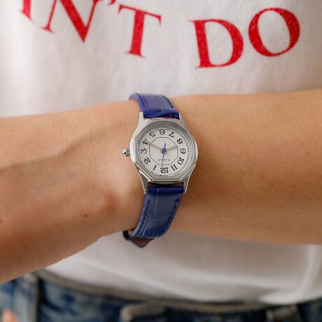 [^ԁF04509867012]K^ĂԔp`B茳ɍʂYiEHb`BNVJȔp`P[XۓIȁAiŌLȃfB[XEHb`łB p`́uʁSK^vƂA×艏N̗ǂ`ƂĂ܂B ̔VGbgɁAF̍ArAƑ@ׂȕՂZAɂ肰ȂiiYĂ܂BETCY{̒aF2.3cmF0.7cmdF17.0gxg12mmF12.5cm-16.5cmEގ{́FXeXX`[S[h̓S[hFbLsNS[h̓sNS[hFbLWFXeXX`[KXFNX^KXxgF{vEY{({NH[c[ug)̑퐶ph3ATM}15bxyFLANEUR/tk[zwƎRɁAƎ炵x yʂĂ鎞vG݂ЉuhB