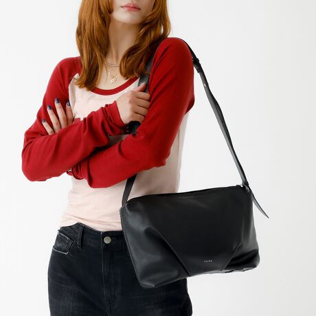 [^ԁF04510161009]fUCEɂĊ񂹂ꂽ̃^bNƁA₩ȃU[̉Aea~fBATCỸV_[obOBE`ƎpAYArKA炵VGbgE΂߂nhobN܂ŃXgbv̒ύXłM~bNGB(]Xgbv͒ꕔɎ[\)EȂ߂炩ȃU[̎_炩`ςA[hȂ₳ۂYBEVvȒYArKA̔ӎÂAIEItp̃fUCB[Ƌ@\EC[ 1E|Pbg1VvȂꂽfUCłdxȂǃ}`Ɋ􂷂ACełB؂Ȑl₲FlȂǂ̃MtgƂĂ߂̕iByYArKA / [JzMain concepťɂƂŁA_炩ȈۂƗDC[WAz`éu`₩v̑ꂪuh̗RBYArKA𑕏鎖ɂʂOAuEŁEǎvȒjڎwBfUCi[̑n/R/Ȃǂ̊JIȎvlTEqώBvlAgɂƂȂiv_NgWJB-