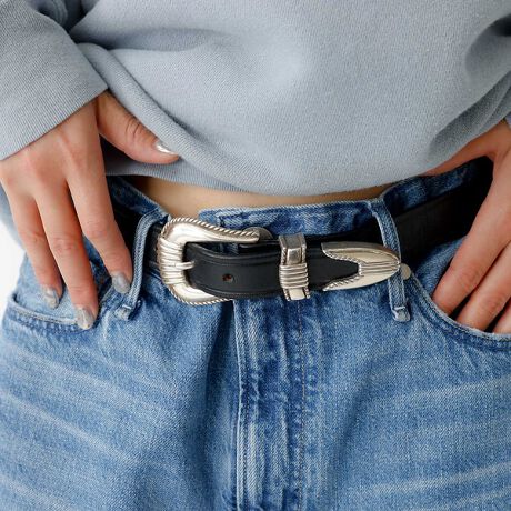 [^ԁF04510167004][J[J[ubNBLACK/NICKELLCAMEL/NICKELfUCg[U[ōlC̃fBz[XrbgƌĂ΂n`[t̑{EGX^eCXg̃fUCƃjbPJ[̋V[vŃjZbNXȕ͋CɎdオĂ܂BȃuChU[gpĂAd̂́B咣̂{Ȃ̂ŁAȂ񂾂R[fȂ̃ANZgɁjZbNXȃfUCȂ̂ŃMtgƂĂ߂łByӎzi摜́A̓p\RȂǂ̉{ɂAۂ̐FƈقȂČꍇ܂B炩߂B摜̏i̓TvłBۂ̏iƎdlAH኱قȂꍇ܂ByTORY LEATHER/g[U[z1976NAJ̃yVojAB̃EBAX|[gɂĔn[J[ƂđnƁBAJ̗ǎȃuChU[gpAnAobOAxgȂǂЍHɂďnꂽEl̎ɂAJYɂ葱Ă܂BAJ