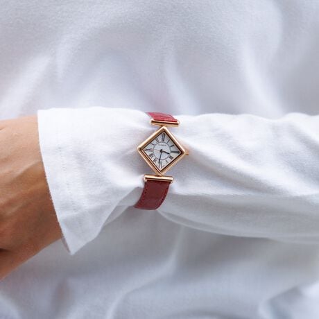 [^ԁF04519867200]茳ɂAЂ`fUCEHb`BIȂЂ`tFCXۓIȃLgEHb`B {̊mȕiƁAANZT[̂悤ȃt@bV˔{łB xg͊ȒPɕtւłAJ[fނŎ炵X^CɃJX^}CY\B ǂȃR[fBl[gɂYA茳炨iグ܂BZbge{́ABOXAۏ؏TCYE{(a)29mm@34mm()7mm(d)14.5gExg(xg)14mm()13cm-17.5cmގ({)XeXX`[S[h̓S[hFbLsNS[h̓sNS[hFbL(W)XeXX`[(KX)NX^KX(xg){vY{({NH[c[ug)̑퐶ph3ATM}15bxyFLANEUR/tk[zwƎRɁAƎ炵x yʂĂ鎞vG݂ЉuhB