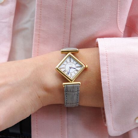 [^ԁF04519867200]茳ɂAЂ`fUCEHb`BIȂЂ`tFCXۓIȃLgEHb`B {̊mȕiƁAANZT[̂悤ȃt@bV˔{łB xg͊ȒPɕtւłAJ[fނŎ炵X^CɃJX^}CY\B ǂȃR[fBl[gɂYA茳炨iグ܂BZbge{́ABOXAۏ؏TCYE{(a)29mm@34mm()7mm(d)14.5gExg(xg)14mm()13cm-17.5cmގ({)XeXX`[S[h̓S[hFbLsNS[h̓sNS[hFbL(W)XeXX`[(KX)NX^KX(xg){vY{({NH[c[ug)̑퐶ph3ATM}15bxyFLANEUR/tk[zwƎRɁAƎ炵x yʂĂ鎞vG݂ЉuhB