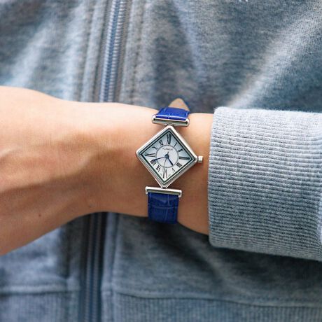 [^ԁF04519867200]茳ɂAЂ`fUCEHb`BIȂЂ`tFCXۓIȃLgEHb`B {̊mȕiƁAANZT[̂悤ȃt@bV˔{łB xg͊ȒPɕtւłAJ[fނŎ炵X^CɃJX^}CY\B ǂȃR[fBl[gɂYA茳炨iグ܂BZbge{́ABOXAۏ؏TCYE{(a)29mm@34mm()7mm(d)14.5gExg(xg)14mm()13cm-17.5cmގ({)XeXX`[S[h̓S[hFbLsNS[h̓sNS[hFbL(W)XeXX`[(KX)NX^KX(xg){vY{({NH[c[ug)̑퐶ph3ATM}15bxyFLANEUR/tk[zwƎRɁAƎ炵x yʂĂ鎞vG݂ЉuhB