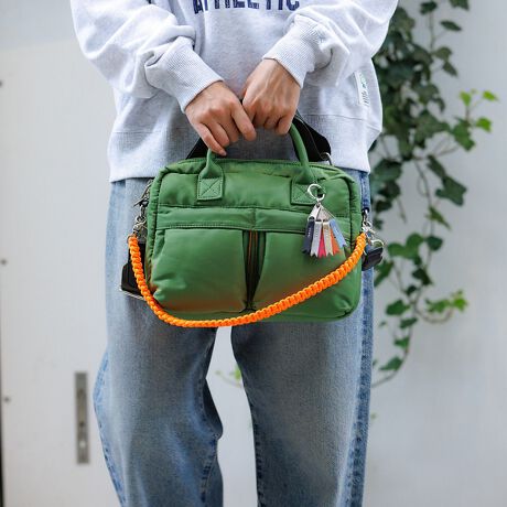 [^ԁF04519861022]~j}ȃtHɁA򊴂̂iCfށElIR[hf{XgobOBlIJ[̃R[hnhƁAcheek̃{`[悭GbWAl̑ɂ肰ȂY܂BRpNgȂ}`[Aڈȏ̎[́BJWA烂[h܂ŕL݁AŃX^CiłB̃V_[e[vŌ|ii|̃X^Cł3WAYdlByidlztgF_u|PbgFt@Xi[t|PbgAI[v|PbgV_[AO\yfށEFɂāzْfɂĖ͗l̔zuʐ^ƈقȂ鏤i܂Bi摜Ǝł̓j^[yщ摜\̊֌WőFɈႢ܂̂ŗ\߂Bv̐n͌oN򉻂܂BߏȖCAԂłgp܂Ƒ̈ߗނւ̐FڂAFꍇ܂Bycheek/`[NzɃ`[N̂悤ȑN₩Ń|WeBuȃGlM[BJ[pbgg悤ȃJtȃfUCŖ̂ƂuԂʂȂ̂ɁBcheek ̏iɂ͊ɔzčꂽfނgpĂ܂BEGRSiiGlobal Recycle Standardjꂽpybg{gĎă|GXe@ێƂčĐngpBVg킸̂ƂĊp鎖Aւ̔zƊCmvX`bNS~̍팸ɂȂ܂BECPSCKiiҐiSψjSKiNAt[̍vngpĂ܂BpȂǂ̗RnJȂǂɂĉ͐CmAɂ͐ԌnƂƂɁAHƂĐlԂɎ荞܂~ςĂ܂Bt[̏igp鎖ɂyECmĺEւׂ̕yA␶ԌnȂlɗLQւ̎g݂Ă܂BTCNnSNAfނgpA\Ȗ邭Dׂ̈̕ڎwĂ܂B