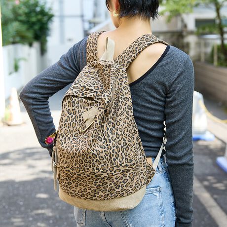 [^ԁF04510161023]WpChɂx[VbNDAY PACKMASTER&Co.ʏ́uNNXvƌĂ΂60Rbg̉40iC̏cŐDꂽnƁAXG[hRrɂbNB̑1̓Rbg100Ŗn_炩ȑfށA@̑2͖68/|GXe32̖n_炩NXfނgpĂ܂B1960NɊJꂽNNX͗ǂm@\IȃAEghAfނłBiC100薀CɋARbg100\tgŌ򊴂AāAAʋCA܂yłB߂ɂƂXgbv𒲐A^Edlɔw^J̃JritfCpbNB{g̃XG[h؂ւŌ^ꂹAႦΎ]Ԃ̑OXpł悭AwɃ}b`X^CƂȂĂ܂BԂ̓͑fނ̌yBĔwɃpbgꂸA肵n[hbNƂ͈gpB܂ANNX͐FWJLxBă{fBƃ{g̃XG[h̐F𓝈ɂA낢ȃt@bVƂ킹₷܂BwɉAƂoƖgĂOAg܂킵̗ǂ𔭊VvȃbNłBǂlۂĂǂȃR[fBl[gɂx[VbNȗDGACełBɂXG[h̃sbPz_[ɕt^J̃Jri͎O\BfUC̃ANZgɂȂĂ܂BA4TCY[ł郁C[́A1ɎACe[\BOɂ̓Wbv|PbgtĂ̂ŁATbƎoACe̎[ɓKĂ܂Big烌W[AEghAɕL􂷂ACeƂȂĂ܂BONE SIZE / H42cm : W31cm : D16cm@bNXgbvF  55`99cm~  2.5`5.5cmd@ 400O[O]@@EWbv|PbgiMj~1[]@EWbv|PbgiMj ~1[ti]@EJri~1@@@yMASTER&Co./}X^[&R[z{BCO̎sfނƓ{Zp̃hbLOAElɂWpCh𔭐MuhBuԁvƂX^CɁA̋ZpƒՂ̃GbZX𔽉fAꂼ̃}X^[̒mbݏグ_X^_[hȃCibvWJBsɗꂸAgɒlɂƂėB̂̂ɂȂ鐻i邱ƂMOɁA̍ޗƓ{̐Elɂ鍂Zpgݍ킹A ɃnCNIeB[킢[B@{