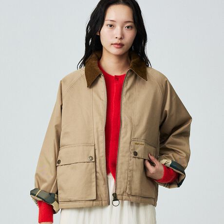 [^ԁF04510131000]p㗬K̃AEghAECtX^ČBarbour(ouA[)Auh炵fUCɐĝݓLeBOŒgu]oIfUCG߂̕ςڂɊ􂷂Ay₩ŃX^CbVȃWPbgBouA[炵R[fC݂̋ƁÃ^[^`FbÑLeBOCjOiŃNVbNȈۂ^܂BAEghAR̖ȃfBe[ɁA炵_炩AD邾łȂꊴ̂X^CɁBtgĂƒƃVGbg̔ۗA܂Ԃƌ^[^`FbN肰ȂANZgɁBt@Xi[̈̓O[u𒅂܂܂ł₷Apuh炵pƃfUC˔Ă܂BfށETCYfނɂ̓|GXe~Rbg̍an̗pB`IȃouA[͋̕Cy݂ȂAmbNXdlň₷A^tŃfC[Ɏĝ͂łB悢nƂƂŁAy₩ɒȂdオBȓŕۉmۂȂAdȂyȒSnłBRpNgȏ䊴ƁAI[o[Ȃ▭ȃTCYŁAǂȑ̌^̕ɂoX悭݂܂BRɃJo[钅ŁAX^CAbvʂBR[fBl[g̃|CgǂȃR[fBl[gɂRɓރfUCŁAfC[Ɏ₷\WPbgBpcX^C͂AXJ[g⃏s[XƂDŁAV[I΂܂킹܂BCi[ɃxXgd˂΁AH̏߂ӏH܂ŊBD邾ŏ㎿Ɣ˔X^C܂BNVbNȋCiƃJWAȌy₩𗼗AG߂ȂouA[̒ԃACełByӎzi摜́A̓p\RȂǂ̉{ɂAۂ̐FƈقȂČꍇ܂B炩߂B摜̏i̓TvłBۂ̏iƎdlAH኱قȂꍇ܂ByBarbour/ouA[z1894NnƂ̉p㗬K̃AEghAECtX^ČuhBkC̕sȓV̌œv⋙tA`pJ҂̂߂ɁAhAϋv̍IChNXWPbg񋟂̂n܂B^Ȃ̂ÂƂ̕íACMXpBiCEgjƂĔF߂ĂB݂ł̓AEghA[XłȂAt@bVƂĎ̃X^Cɂ̂lXɐȐlCւB