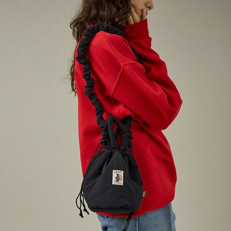 [^ԁF04519861035]}tB̂悤Ȃӂ蒆ȓ̃pfbg}tBV[YBƂtH̃VvȋВ^V_[obOBǂȃR[fɂ킹₷ACeBo◷s̃TuobOƂĂ߂łByPOINTzEV_[͂キƍidlŁAi̋Œ߉\BEۂ}`Ȃ̂łՂ[\BV_[ő106cmyӎzi摜́A̓p\RȂǂ̉{ɂAۂ̐FƈقȂČꍇ܂B炩߂B摜̏i̓TvłBۂ̏iƎdlAH኱قȂꍇ܂ByCOBMASTER/Ru}X^[zRu}X^[1970NɃCMXŒa܂BCMX̊THE COBLES COMPANY LIMITEDobNwCob BearuhC[WɁAeg͂ obNXqȂ OVтAzACe𑽂WJ܂BaICob Bear܂Vȗ͂߂܂B