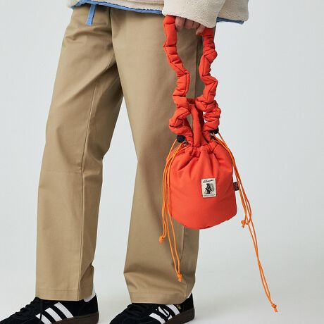 [^ԁF04519861035]}tB̂悤Ȃӂ蒆ȓ̃pfbg}tBV[YBƂtH̃VvȋВ^V_[obOBǂȃR[fɂ킹₷ACeBo◷s̃TuobOƂĂ߂łByPOINTzEV_[͂キƍidlŁAi̋Œ߉\BEۂ}`Ȃ̂łՂ[\BV_[ő106cmyӎzi摜́A̓p\RȂǂ̉{ɂAۂ̐FƈقȂČꍇ܂B炩߂B摜̏i̓TvłBۂ̏iƎdlAH኱قȂꍇ܂ByCOBMASTER/Ru}X^[zRu}X^[1970NɃCMXŒa܂BCMX̊THE COBLES COMPANY LIMITEDobNwCob BearuhC[WɁAeg͂ obNXqȂ OVтAzACe𑽂WJ܂BaICob Bear܂Vȗ͂߂܂B