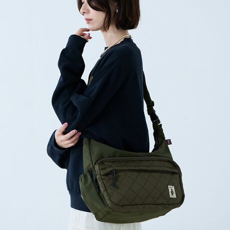 [^ԁF04519861030]lC̃LeBOV[YNVJȃ_CfUCfނɃAbvf[gēoIg̗ǂOɒučꂽ[͂Ղ̃V_[obOBobNpbNgقǂł͂Ȃוʂ̎ɍœKȃTCYŗsȂǂ̃TuobOɂ֗BAEg|Pbg5ĂA[HɃAbvO[hCt@Xi[͎Ô悤ȃVGbgɂȂĂKoƊJdlȂ̂ŉו̏oꂪ₷݌vɂȂĂ܂Bt@Xi[̓_uXC_[dlȂ̂Ō|ɂăt@Xi[ʒug₷ꏊɉω\Btg|Pbg蒠IPADȂǂ[\ȃTCYBtg|PbgANZT[[L[`F[tTCh|Pbgj[Aɂ{̗TChɒǉꂽI[v|PbgBJ͐Lk̂SĂAybg{gPȂǂ[ČŒ肷Ă܂BDJtL[z_[ʔ̃EHbgAȂǂOt\ɂ܂BE\ȃV_[Xgbvɂ2WAYωBV_[Xgbv͎O\ŁA[̃obN~߂邱Ƃł̂ŃnhobOƂĂobOCobOA]Ԃ̃nhɒʂƃV[ɉđprɎgp\Byӎzi摜́A̓p\RȂǂ̉{ɂAۂ̐FƈقȂČꍇ܂B炩߂B摜̏i̓TvłBۂ̏iƎdlAH኱قȂꍇ܂ByCOBMASTER/Ru}X^[zRu}X^[1970NɃCMXŒa܂BCMX̊THE COBLES COMPANY LIMITEDobNwCob BearuhC[WɁAeg͂ obNXqȂ OVтAzACe𑽂WJ܂BaICob Bear܂Vȗ͂߂܂B