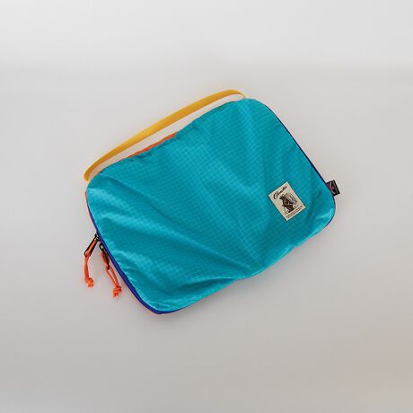 [^ԁF04519861034]sɂƕ֗Ȏd|[`ߗނ⏬JeS[ƂɐłAobOL[P[X̒聝TVcAjeBȂǂ̏̂ɂ傤ǂ悢TCYłBɒ݂艺łfUCŁÃN[[bgtbNɂ̂܂܊|Ďg܂B؍ݒוU炩炸AoX[YŉKɉ߂܂ByʂŏvȃbvXgbvngpASĎg^t܂Byӎzi摜́A̓p\RȂǂ̉{ɂAۂ̐FƈقȂČꍇ܂B炩߂B摜̏i̓TvłBۂ̏iƎdlAH኱قȂꍇ܂ByCOBMASTER/Ru}X^[zRu}X^[1970NɃCMXŒa܂BCMX̊THE COBLES COMPANY LIMITEDobNwCob BearuhC[WɁAeg͂ obNXqȂ OVтAzACe𑽂WJ܂BaICob Bear܂Vȗ͂߂܂B