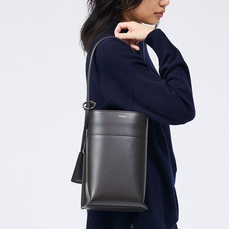 [^ԁF31510261009]㎿ȃX[XU[oA_ŒmIȈہBC^AŁuvӖgSCATOLAiXJ[gjh̖̒ʂAJb`Ƃ`tHiȑ݊܂Bڈȏ̎[͂ŁAzEX}[gtHEA6蒠E500mlybg{g܂TCYBc^tHŒg₷AוX}[gɐł܂B̒ʋ΂ړ̑AKɂgpIȃobOłBfUC|CgEƂc̃XNGAVGbgBEO`[ANZgYfUCBERpNgȂ痧̓IȃtHBEʋ΁EtH[}EoV[܂ŕLBEdԂłזɂȂȂXȌ`́ApƃX^CAbvʂ𗼗BESg̃CAmIŐꂽۂɁBy[J[iԁz01-158-01yORSETTO/IZbgz2016Nɓ{ŃX^[gBIZbg(ORSETTO)́AF悤q|EBYobOuhBIZbg̓C^AŁg܁ḧӖB̑fނ⒚JȖDɂāAVvȂAɂlɊYgSn̗ǂBuCĂȂǁA𔲂ȂvuƂ肪ł͂ȂǁAy݂vu^tǁÅÂYȂvƂgΔ̃oXhfUCBobOłȂzȂǏނWJA̓ɗnރuhڎwByӎzi摜́A̓p\RȂǂ̉{ɂAۂ̐FƈقȂČꍇ܂B炩߂B摜̏i̓TvłBۂ̏iƎdlAH኱قȂꍇ܂BTCY\L͂܂ŖڈƂȂ܂B̗̑\񏤕iAʏ폤iƂ̓ς͂ł܂B׏󋵂ɂA͂\肪Oシꍇ܂Bqlւ̔X̔xꍇ܂BǉYíAꕔ̓X܁Aʔ̂Ŕ̔̏ꍇ܂B\߂BigpOɁA^OɋLڂĂu舵̒ӏvu\vKmFBiɕsǂꍇAє̔ޑ܂Ă܂B炩߂B