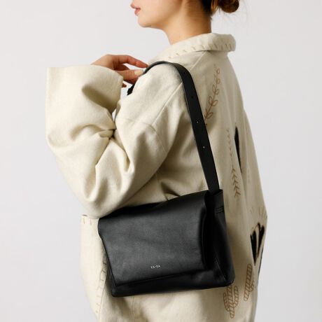 [^ԁF04520161012]ӂtbv炵V_[obOBV_[̒\Ȃ̂ŁAD݂̒R[fɍ킹ĕς̂͂AnhobÔ悤ɎĂ̂tbvJƃ~j|PbĝŏICJ[ĥ߂łBVvȃfUCȂ̂łǂȃR[fɂ킹₷łBI[V[YłgACełBӎVR{̕𐶂Ă邽߁AF╗_ƂɈقȂA̐FAALYȂǂꍇ܂B\߂̏A߉܂l肢܂Bʐ^͌ʂ̊֌WŐFɍoĂ܂B͂ꂽi̐FD悢܂̂ŁA炩߂ByYArKA/[JzMain concepťɂƂŁA_炩ȈۂƗDC[WAz`éu`₩v̑ꂪuh̗RBYArKA𑕏鎖ɂʂOAuEŁEǎvȒjڎwBfUCi[̑n/R/Ȃǂ̊JIȎvlTEqώBvlAgɂƂȂiv_NgWJBItem conceptuXvɂȂ݁uvɂƂ݁uvɉ߂ZlƓLl̊mƂ炷B