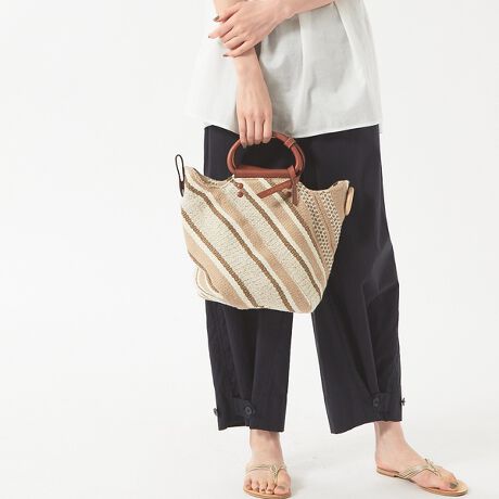 [^ԁF32441061026]i`ȕ̃nhobOBlfނgpƂŁAĂ炵_炩ȈۂɁBo͑傫ĴŁAo₷ȂĂ܂B500ml̃ybg{g~JɕK{ȒuPeʗ́Bnh̃U[Ă܂Bnhƕt̃V_[AOɃxgʂ΃tHςĂg܂Bꂩ̗sV[Yɂ҂ȃACeB ymica della valle(~Jf@b)z 2018NɒaBfUCi[J͋ԃfUCwсǍnhobOfUCi[ƂẴLAX^[gBuhhmica della valle ̓fUCi[̖OC^Aɕϊ[hɗRB̕ẤAfނւ̃XyNgƈAĎł鏗ւ̎v_łB