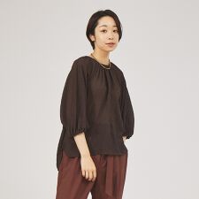 カリテ(qualite)のシアーサッカーパフブラウス