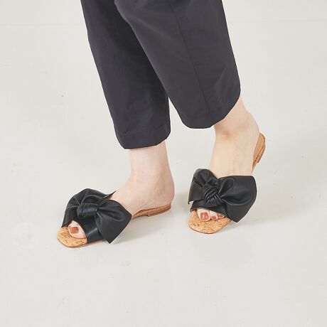 [^ԁF32481062007]㎿ȃU[̃{݊AʂȈꑫBX^CÕANZgƂĉ؂₩ɃR[fʂ܂BtbgŔɂAĂ̓ɂĂT_ByPALOMA BARCELOz1960N Manuel Barcel?i}kGEoZjXyCōŏ̌CHJƂn܂V[YuhB Paloma Barcel?ip}oZj́AElZƐmɂA҂݂̃U[ƓVR@ۂɂ郊[_[I݂ƂȂĂ܂BXyC̓`I@ƁAOWA[uhŔ|\ɗnABꖳCOLLECTIONWJB