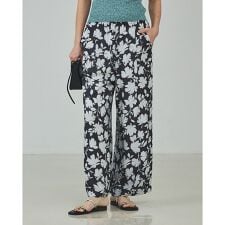 【さりげなく華やぐ大人の花柄】シルエットフラワーパンツ