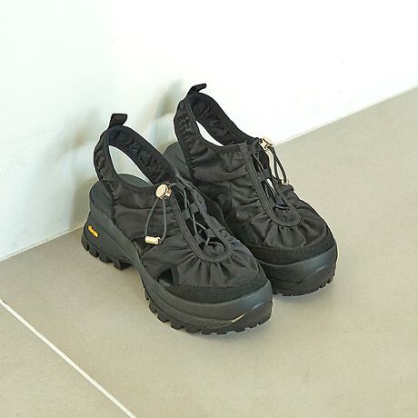 [^ԁF54505040034]AonEXC^[iVi40NLO X؃VACeOeBՂC͕ΕقǏՂACɓ̃V[Yقǎ͒ZACɂ͎ԂpBȂ悭邨Y݂AϋvɔɗDꂽBu\[gāAAu BANNISTER̃IVȃV[Y𒷂EYɈpĂV[Ya܂B̃f́ABu\[ƑQ̃X|[cT_fUCBNVbƃV[OIȃAbp[fUCƃ{[~[Ȍ\[̑Δ䂪AAu BANNISTER炵lۂƍ̂镵͋CɁB̃SRiEɂ߂`ŁAXgXt[ȒE\BĉBꂽ͂̂ЂƂƂāAhʂ̂iCgpAbp[B͂񉘂ɂAYȌڂ𒷂L[vł܂Bs⃌W[ɂl߂̃X|[cT_ƂĂ߂łBɂƂāAf炵_V[YƂȂ邱ƂāBfUC@\˔Au BANNISTER~Bu\[V[Y𐥔񂨎ByVibram/Buz1935NoRƂłn҃B^[Eu}[jiVITALE BRAMANIj߂ēoRCp̃\[𔭖A2N1937NɒaC^A̐EL̃\[[J[hVibram (Bu)hB݂ł͗DꂽϋvƃObv͂ɂM̍\AEg\[ƂāAoRpłȂt@bVu[cXj[J[ȂǗlXȌCɗpĂ܂ByMEGA GRIPzSVɑΉDꂽObv͂́AHʁEGꂽHʂǂɂĂʂ𔭊BAp⌵ɂΉłϋv͂̂ЂƂBɕsȒn`łoXƂ₷K͂A肵s܂BꕔBe摜́A̓ŐFČꍇ܂Bi̐F͔wĩX^WIBe摜QƉB摜̏i̓TvłBۂ̏iƎdlAH኱قȂꍇ܂BAɏtƂ\hׂɃ\[ɕیV[gĂ鏤i܂BیV[gꂽ܂܂gpɂȂƊ₷댯ł܂̂ŕKĂ炲gpB܂ASĂ̏iɕیV[gĂł͂܂̂łB_?Vibram/Bu\[?V[Y^pvX [iԍF54505020014]X|[cT_ [iԍF54505040034]x[W fFH171 B80 W59 H88 pTCYFL