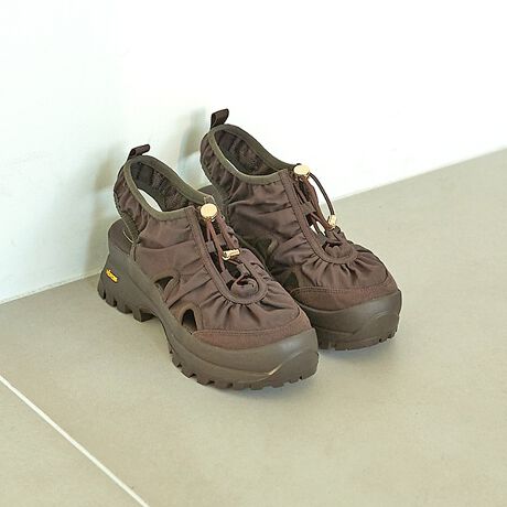 [^ԁF54505040034]AonEXC^[iVi40NLO X؃VACeOeBՂC͕ΕقǏՂACɓ̃V[Yقǎ͒ZACɂ͎ԂpBȂ悭邨Y݂AϋvɔɗDꂽBu\[gāAAu BANNISTER̃IVȃV[Y𒷂EYɈpĂV[Ya܂B̃f́ABu\[ƑQ̃X|[cT_fUCBNVbƃV[OIȃAbp[fUCƃ{[~[Ȍ\[̑Δ䂪AAu BANNISTER炵lۂƍ̂镵͋CɁB̃SRiEɂ߂`ŁAXgXt[ȒE\BĉBꂽ͂̂ЂƂƂāAhʂ̂iCgpAbp[B͂񉘂ɂAYȌڂ𒷂L[vł܂Bs⃌W[ɂl߂̃X|[cT_ƂĂ߂łBɂƂāAf炵_V[YƂȂ邱ƂāBfUC@\˔Au BANNISTER~Bu\[V[Y𐥔񂨎ByVibram/Buz1935NoRƂłn҃B^[Eu}[jiVITALE BRAMANIj߂ēoRCp̃\[𔭖A2N1937NɒaC^A̐EL̃\[[J[hVibram (Bu)hB݂ł͗DꂽϋvƃObv͂ɂM̍\AEg\[ƂāAoRpłȂt@bVu[cXj[J[ȂǗlXȌCɗpĂ܂ByMEGA GRIPzSVɑΉDꂽObv͂́AHʁEGꂽHʂǂɂĂʂ𔭊BAp⌵ɂΉłϋv͂̂ЂƂBɕsȒn`łoXƂ₷K͂A肵s܂BꕔBe摜́A̓ŐFČꍇ܂Bi̐F͔wĩX^WIBe摜QƉB摜̏i̓TvłBۂ̏iƎdlAH኱قȂꍇ܂BAɏtƂ\hׂɃ\[ɕیV[gĂ鏤i܂BیV[gꂽ܂܂gpɂȂƊ₷댯ł܂̂ŕKĂ炲gpB܂ASĂ̏iɕیV[gĂł͂܂̂łB_?Vibram/Bu\[?V[Y^pvX [iԍF54505020014]X|[cT_ [iԍF54505040034]x[W fFH171 B80 W59 H88 pTCYFL