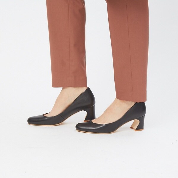 Odette e Odile 綺麗めラインチャンキー ヒールパンプス