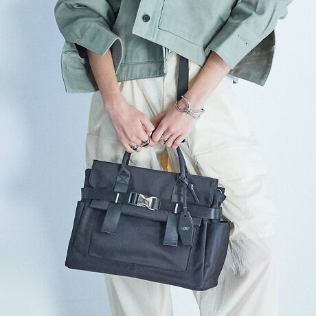 [^ԁF51505040062]yDesignzyAbility/AreB[zufUCvƁu֗ȋ@\v߂񂾁AҖ]̐V^iCV[YɃR^iCg[gobOVoB^e^lAVo[ɍ킹邱ƂŊÂTڂɂAON&OFFfC[Ɏg₷ۂɁBALLV[Y􂷂AiiCfނŁAX^CO₷J[WJBƂR^ŁAV[Y̕ʌ^ƓL[P[Xɐڑł@\ɉAe[vV_[tŁAg[gobOƂĂgpłA2WayobOłBrWlXV[ŕKvȂ̂܂eʁʂ̃_u|PbǵAopx̍X}zP(܂ݎP)Aybg{gɍœKłwʂ͍L߂̃|Pbg݌vŁÃWbp[J΁AL[P[XƂ̐ڑ\ɁI܂AtbvJƂABAG̒g֒ڃANZXł悤ɁA㕔ɊJzAoꎞɁAƂȂKłBɂ́AA4TCY13C`PC[\V_[xgtp̋ĂA莝̃xgAʔ̕e[vxgāAV_[obOƂĂyݒ܂BypocketzO:I[v|Pbg~2w:Wbv|Pbg~1OO:I[v|Pbg~1w:I[v|Pbg~1yCLASSY ONLINEfځzA4TCYg[gyʃbN!yʋ΃obOz5I|diW