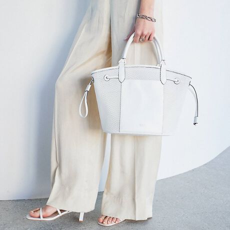 [^ԁF51505021021]yDesignzySheer/VA[zȈۂ̃VA[bVɁAvg{Gߊ̂yʃg[gobOB{̂̑Oʂɂ̓X}zTCỸ|PbgtBɂ钆gh~̂߁At̃Ci[|[`t܂B500mlybg{g܂ݎPȂǂ邿傤ǗǂTCYBCi[|[`ɂV_[t邱Ƃ\ŁAP̂Ń|VFbgƂĂg3WAYdlłBt@Xi[߂̂ŁAƂogxȂǂɂԈႢȂiCi[|[`͂āAg[ĝ݂ōLOPENXy[XƂĂg܂jJ̓ɂ߂̑fނłBypocketz{́JFI[vOtgFI[v|Pbg~1(Ci[|[`)O:I[v|Pbg~1w:Wbv|Pbg~1ytizECi[|[`EtOA\V_[