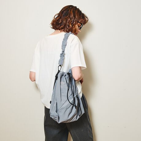 [^ԁF51502042750]yDesignzNVƂMU[ghCNI̃R[fiグ2WAYV_[obOBy₩ȑfފ̓JWAŊÂȂ肷Al͋CvX܂BEMU[tnhANZgȃV_[obOEÕh[R[hŋВVGbgɃAW\Et͎O\Ȃ߁AOăJWAdlɂE߉\ȃV_[tEyʂŎ^т₷AA4TCY[łƂ̂TCYE㕔̃R[hŃLbƍiAĊɂ߂ɂƒ\E|PbgƊO|Pbgt̋@\IȐ݌vE㕔ĂĂɒgo֗Ȋђʃt@Xi[|PbgtEe[}p[N⃉CuACxgȂǂŎgpƂɁÂʂ݂̂ɂ҂ȃAEg|PbgtEJWAɂtF~jɂȂރfUCEI[V[YgACeypocketzw:I[v|Pbg~1OO:I[v|Pbg~1