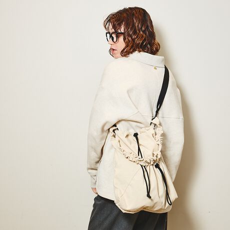 [^ԁF51502042750]yDesignzNVƂMU[ghCNI̃R[fiグ2WAYV_[obOBy₩ȑfފ̓JWAŊÂȂ肷Al͋CvX܂BEMU[tnhANZgȃV_[obOEÕh[R[hŋВVGbgɃAW\Et͎O\Ȃ߁AOăJWAdlɂE߉\ȃV_[tEyʂŎ^т₷AA4TCY[łƂ̂TCYE㕔̃R[hŃLbƍiAĊɂ߂ɂƒ\E|PbgƊO|Pbgt̋@\IȐ݌vE㕔ĂĂɒgo֗Ȋђʃt@Xi[|PbgtEe[}p[N⃉CuACxgȂǂŎgpƂɁÂʂ݂̂ɂ҂ȃAEg|PbgtEJWAɂtF~jɂȂރfUCEI[V[YgACeypocketzw:I[v|Pbg~1OO:I[v|Pbg~1