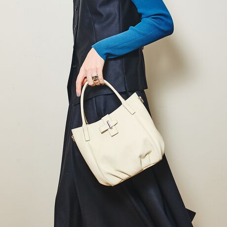 [^ԁF51515012009]yDesignzyBallon/oz_炩ȃU[̎Ɣۂ݂͂2WAYEhobOBґɃX[XU[gpA^bN񂹂̓IȃtHiȑ݊o܂BfBeB[fUCNXvXAOWA[ȃX^COɂ}b`܂B500ml̃ybg{gⒷz[łAÕ|Pbgɂ͒X}ẑɕ֗ȃ|Pbgt֗Ȍ|V_[tŁAnhobO{V_[obOƂĂg2WAYdlȂ̂|CgBIP[WfC[g܂ŕL􂵂܂BypocketzO:I[v|Pbg~1w:Wbv|Pbg~1w:I[v|Pbg~1ytizE{̓fރV_[~1{itOj