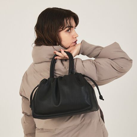 [^ԁF51515021071]yDesignzyPoche/|VFzƊ񂹂ВfUCƁA4dXeb`ނƊ̃oX͂2WAYhXgg[gobOBRpNgȂ璷z500mlybg{g[łAigɂ傤ǂTCYłBOɂ̓X}zȂǂƎot@Xi[|PbgtBO\ȃV_[xgŁAnhobOƂĂV_[ƂĂ􂵂܂BfC[炨o܂ŁAX^Ci悭߂obOłBypocketzO:I[v|Pbg~2w:Wbv|Pbg~1w:I[v|Pbg~1ytizE{̓fރV_[~1{itOj