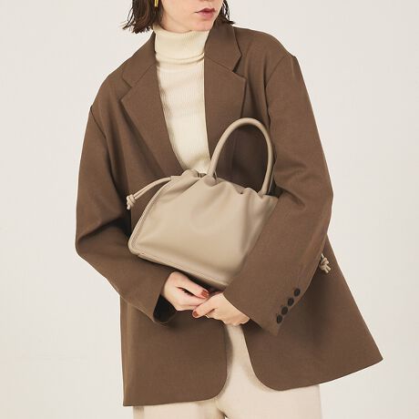 [^ԁF51515021071]yDesignzyPoche/|VFzƊ񂹂ВfUCƁA4dXeb`ނƊ̃oX͂2WAYhXgg[gobOBRpNgȂ璷z500mlybg{g[łAigɂ傤ǂTCYłBOɂ̓X}zȂǂƎot@Xi[|PbgtBO\ȃV_[xgŁAnhobOƂĂV_[ƂĂ􂵂܂BfC[炨o܂ŁAX^Ci悭߂obOłBypocketzO:I[v|Pbg~2w:Wbv|Pbg~1w:I[v|Pbg~1ytizE{̓fރV_[~1{itOj