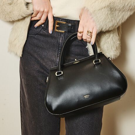 [^ԁF51515011007]yDesignzyRonde/hzTCh̃^bN炵ĂAۂ݂̂鉡{XgobOBiȃX[XU[ɁAgbṽS[hƉffUCłBڈȏɎ[ł2w\ŁA500mlybg{gⒷz[BOɂ͒֗ȃ|PbgtłBnhobOƂĂ͂At̃V_[Ō|\2WAYdlBfC[炨o܂ŕL􂷂AꂽACełBypocketzO:I[v|Pbg~1w:I[v|Pbg~2@@ Wbv|Pbg~1w:I[v|Pbg~1ytizE{̓fރV_[~1{itOj