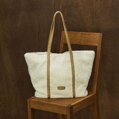 [^ԁF51512050750]yDesignzӂӂ̎G̃{AfނH~̃V[Y[h߂Ăy₩ȃGRt@[g[gobOBّfނ̃pCsOfUC̃ANZgƂȂAꂽۂo܂BA4TCY͂Am[gPCGA^u[Ȃǂ邽ՂeʁB}OlbgJŒgɂAOołSĂg܂BוȂ͗TChɐ܂荞ŁAƂڂɕς2WAYdlB߂̃nhŌ|₷A^~̃AE^[ɂfC[痷sAʋ΃X^CȂǕLV[Ɋ􂵂܂Bɂ̓I[v|Pbg~2AOɂX}zꂪƎo|PbgA@\[Ă܂B