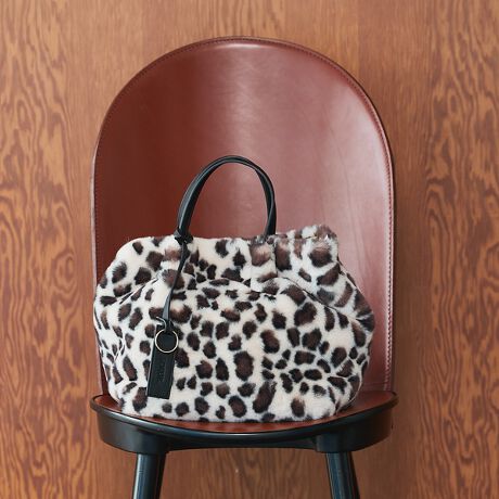 [^ԁF51512051010]yDesignzRƂۂtHɂӂӂ̃GRt@[͓Iȃg[gobOB}`Ȃ̂500mlybg{gⒷzA܂ݎPȂǂ̉וƎ[\łBtO\ȃV_[tĂ邽߁AR[fCɂ2WAYŊy߂܂BfUCƎp˔AH~R[f̃ANZgɊ􂷂ACełBypocketzt@Xi[t|Pbg~1|Pbg~2iTCYႢjJF}OlbgXibv{^ytiztOA\V_[