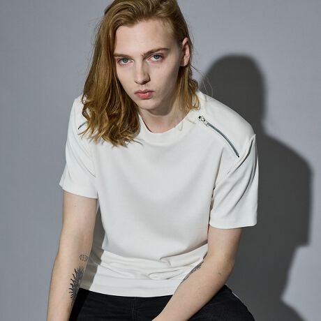 [^ԁF02508021006]yfށzꂢ߂ȕ\ʊ̖ȃ|GXeX[XfނgpBzƑ̃oXǂAȂ߂炩Ȕ肪IłByfUCzOɃfUCꂽWbvfBe[ANZgɂȂTVcBWbvɂ͋̂悤ȔƎ̌y킹METALUXEi^NXjt@Xi[gpĂA[hdオɁBJWAȂi₷AfC[炫ꂢ߃X^C܂ŕLpł܂BzCg fFH181 B89 W67 H89 pTCYF48