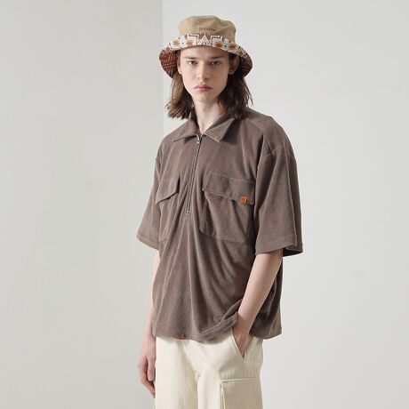 [^ԁF04460020600]tg̃WbvdlۓIŁAX|[eB[ȕ͋Cƃ[NeBXg锼[NVcBNVbNȃM[J[dl̏ŁAtgɃn[tWbvǉfUC͒₷A݌^ɃX|[eB[[hYbNX́BJɂ񌳂̕ωy߂n[tWbv́AȂ̕L܂BKxɂƂ̂郊bNX̂{fBɁADӂƕݍł悤ȔG肪͂̃pCfނ̗pBƂVGbgɋ|PbgzVvȃX^Cł|CgɂȂfBe[[NBhbvV_[̗pANV[ɃfUCꂽ1BX^CbVɖȂubNA[݂̂lCr[ƃX^CbVȑԂ̃J[L3FWJBǂ̂FȂ̂Ŕėp̂ŐFႢł~Ȃ1B[NEGA̕cAghɂΉłVvȃfUCƃt@ubNɂ葽̃ACeƑQ1BUNIVERSAL OVERALL1924NɑnƂAJAVJS̃[NEFAuhBn[hŃ[YiuȃACeAق1I߂ɓnSĒǋĂB݂łAAJł͐ȂA[NEGAƂāÃ[J[ɎxĂBłAԂ̃Rbg100̃[NpcJo[I[AVbvR[ǵAÂǂAJ̃[NEFAD{̃t@Ă郍OZ[ACełB܂Aނ̓^tȃ[NEGAǋĂŁA蒅pɑ΂đϋvȃ|GXeã`mfނ肢܂B̃[J[瑽̎x𓾂ĂT/C`mpćA݂ł̓[Nt@bVvf̕K{łԑfނƂē{ł蒅܂B