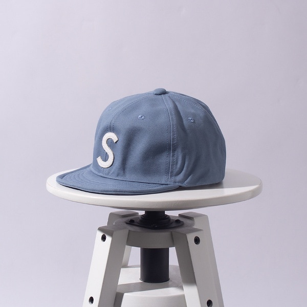 ＜BASIQUENTI＞スプリングロゴ ユニセックス ショートブリム キャップ