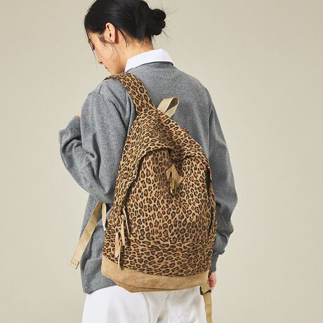 [^ԁF04480054210]WpChɂx[VbNDAY PACKMASTER&Co.ʏ́uNNXvƌĂ΂60Rbg̉40iC̏cŐDꂽnƁAXG[hRrɂbNB1960NɊJꂽNNX͗ǂm@\IȃAEghAfނłBiC100薀CɋARbg100\tgŌ򊴂AāAAʋCA܂yłB߂ɂƂXgbv𒲐A^Edlɔw^J̃JritfCpbNB {g̃XG[h؂ւŌ^ꂹAႦΎ]Ԃ̑OXpł悭AwɃ}b`X^CƂȂĂ܂BԂ̓͑fނ̌yBĔwɃpbgꂸA肵n[hbNƂ͈gpA܂ANNX͐FWJLxAă{fBƃ{g̃XG[h̐F𓝈ɂA낢ȃt@bVƂ킹₷܂BwɉAƂoƖgĂOAg܂킵̗ǂ𔭊VvȃbNłBǂlۂĂǂȃR[fBl[gɂx[VbNȗDGACełBɂXG[h̃sbPz_[ɕt^J̃Jri͎O\BfUC̃ANZgɂȂĂ܂BA4TCY[ł郁C[́A1ɎACe[\BOɂ̓Wbv|PbgtĂ̂ŁATbƎoACe̎[ɓKĂ܂Big烌W[AEghAɕL􂷂ACeƂȂĂ܂BR[fBl[gɖȂACeONE SIZE / H42cm : W31cm : D16cm@bNXgbvF  55`99cm~  2.5`5.5cmd@ 400O[O]@@EWbv|PbgiMj~1[]@EWbv|PbgiMj ~1[ti]@EJri~1@@@yMASTER&Co./}X^[&R[z{BCO̎sfނƓ{Zp̃hbLOAElɂWpCh𔭐MuhBuԁvƂX^CɁA̋ZpƒՂ̃GbZX𔽉fAꂼ̃}X^[̒mbݏグ_X^_[hȃCibvWJBsɗꂸAgɒlɂƂėB̂̂ɂȂ鐻i邱ƂMOɁA̍ޗƓ{̐Elɂ鍂Zpgݍ킹A ɃnCNIeB[킢[B@