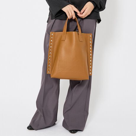 [^ԁF04499854818]cheek rivet 2way tote `[N xbg 2way g[gtFCNU[ɃJ[n\荇킹yʃg[gBTChɂ͂҂n[hȃxbgCłɂă|Cgɂ܂B̂悢炩tFCNU[ŃJtȓWJő܂B̃V_[2WAYdlɂł̂ŃVvɌ|ł̃R[fBl[gőlۂBjZbNXACeycheekzɃ`[N̂悤ȑN₩Ń|WeBuȃGlM[BJ[pbgg悤ȃJtȃfUCŖƓʂȂ̂