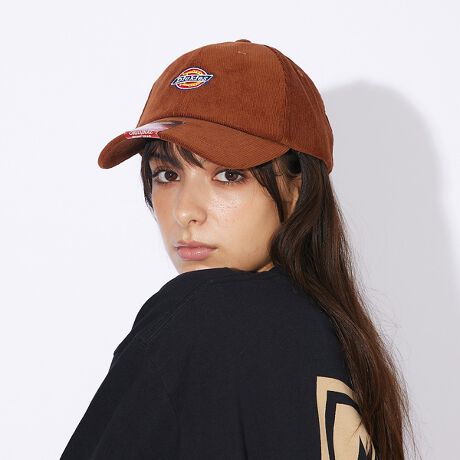 [^ԁF04499874205]yDICKIES/fBbL[YzEX CORDUROY LOW CAP R[fBCLbvfUCƋ@\EgX^C̃SLbvEv`v͂1EXq̌`ɂǍ`YɌĂp^[̗pfށE nRV悭Aϋv̂fރR[fBl[gEXg[g&JWAX^C̓rbOVGbg̑ŁBEgbNpcȂǂƍ킹āAX|[c~bNXX^CɁBEusedƍ킹ăgȟÒ~bNXX^C߁BẼJ[WJȂ̂ŁATVc~fjƂVvȃJWA^CXbNX~VcƂLC߃X^Cɍ킹₷łByDickiesz1918NC.N.WilliamsonE.E.DickieA݂Williamson-Dickie Manufacturing company̑OgƂȂЂݗB4N1922NɌ݂̎ЖɉgBOIɘJ҂̃j[Yɉ邽߂̐s͂fꂽi̓AJSyɍLZĂBI[ZeBbNȃX^CƗDꂽ@\̗B[NEGA[ւ̃j[Y𐻕iɓew͂́A݂ɂ󂯌pĂ܂B݂ɂẮA[N}[Pbĝ݂Ȃ炸JWA}[PbgłEIɂ݂̑mĂĂ܂B