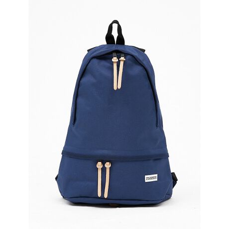 [^ԁF04509854307]yizEB_lXGNXyGX̃x[VbNȃfCpbNłB VvȃbNXƎg̗ǂeʂŁAǂȃV[ɂ킹₷AJWAobOAfC[obOƂĕL􂷂閜\^CvB 1C1|PbgdlŁAʂɑã|Pbgzûɕ֗łB A4TCY[B NbVfޓ̃V_[xǵAԔwĂɂAD݂ɒ\łB ĥ邩ƂnȂ̂ŁAוȂĂ^ꂵɂłByTCYzF46cm@F33cm@}`F17cm @eʁF20Lydʁz480gy@\zA4TCY[yXybNzFt@Xi[yfށz\nF|GXe 100@nF|GXe 100vF{v@e[vF|GXe 100y|Pbgz~0@O~1WILDERNESS EXPERIENCEiEB_lXGNXyGXj1973NɃAJEJtHjABɂđnƂAEghAMA[J[uWILDERNESS EXPERIENCEiEB_lXGNXyGXjvBgȓ̌hӖuhɂӂ킵v_NgQ͌50NォAEghApi|{̘V܃[J[ɂĐĂAx̍^tȃACeւƏ؂Ă܂BȃEB_lX獡̓^E[XŎg₷V_[obOЉB{