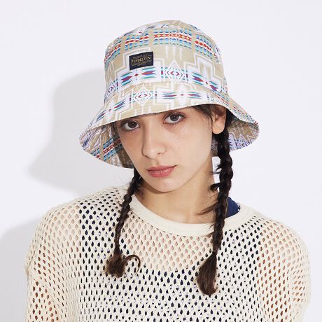 [^ԁF04500074052]PENDLETON/yhgVECOPET/oPbgnbgoByhgIWip^[ĂAR[fBl[ĝ肰ȂANZgɁBjɒpł郆jZbNXACeBig͂AAXW[AsA][gȂǕLg܂BobNȂǂPENDLETONō킹ĂłBmPENDLETON/yhgn1863Nn҂łplg[}XEPCnĂA1889NISBZ[ɎЍHJ݁B1909NlCeBuAJĂN₩ȕ̖ѕz̐JnB1950`60NAJbWEt@bVT[t@[Et@bVƂĂlC𔎂B݂͐QȂǂ̃z[Et@bV[B{Ђ̓AJAISB|[ghBlCeBuAJEeCXg`FbÑE[i܂ŁALȃAJJWȂ\IȃuḧB1932ÑT[XEIsbNł͓ʂȖѕzA񎟐Eł͖ѕzR񋟂B