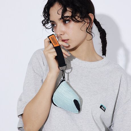 [^ԁF04500054205]ANZT[oŎgό`gCAOs~bh|[`B}JJriŃxg[vobOɕtAuhLOGOl[̃[vŃnh\łBCz⌮Ȃǐg̉̏̎[ɕ֗ŊOt|Pbg̗prŎg₷t@bVANZT[obOłBfނ̓lIv[bVŒg̕ی@\ƃJ[zFƃG{X̕\̐n|CgłBe 0.5?y UNIVERSAL OVERALL / jo[TI[o[I[ z1924NɑnƂAJAVJS̃[NEFAuhAjo[TI[o[I[Bn[hŃ[YiuȃACeAق1I߂ɓnSĒǋĂB݂łAAJł͐ȂA[NEFAƂāÃ[J[ɎxĂuhłB