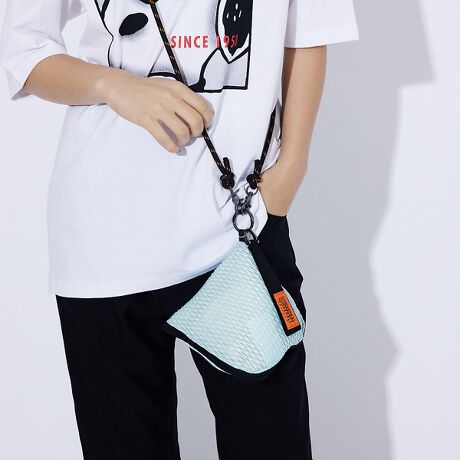 [^ԁF04500054206]ANZT[oŎgό`gCAOs~bh|[`B}JJriŃxg[vobOɕtAuhLOGOl[̃[vŃnh\łBO\ȃUCV_[Ŏ΂ߊ|o܂BCz⌮Ȃǐg̉̏̎[ɕ֗ŊOt|Pbg̗prŎg₷t@bVANZT[obOłBfނ̓lIv[bVŒg̕ی@\ƃJ[zFƃG{X̕\̐n|CgłBe 2?yUNIVERSAL OVERALL / jo[TI[o[I[ z1924NɑnƂAJAVJS̃[NEFAuhAjo[TI[o[I[Bn[hŃ[YiuȃACeAق1I߂ɓnSĒǋĂB݂łAAJł͐ȂA[NEFAƂāÃ[J[ɎxĂuhłB