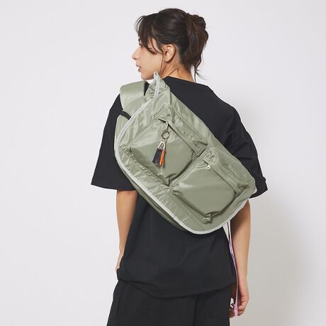 [^ԁF04509854005]cheek̃bZW[̓e[vJ[nY|CgBɋ@\QŁAAEghAEgxEoɂgpłAeʁBV_[pbhɂ͂ƃNbVĂ̂ŉוȂĂɑ傫ȕSȂ悤ȍ\ɂȂĂ܂Btbvɂ̓}`t̑傫ȃ|PbgBɎoł̂|CgITChɂȃWbp[|Pbg܂B{̓ɂ͐X̃|PbgBPC^ubg͓̔wʑɎ[ƃpbĥňSB|Pbǧ̓xNł߂鎖ł܂BtbvJƃ}`tWbp[|PbgAɂ͏łrj[|PbgIR[hȂǍׂ̂[̂ɑϕ֗IOʑɂ̓Wbp[|Pbg܂B傫߂Ȃ̂Ŏ蒠Ȃǂ܂BV_[pbhɂ͗̃Wbp[|Pbg胏CXCz[ADJɌȂǂtƃ|Pbg̗Ɏ߂鎖łAANeBuɓĂ炶炵܂BV_[̃e[vߕ͗]e[vԂԂ炵Ȃ悤Ae[vNbvtĂăXbLBtbv̓xNŊJ\BxN̓tbgȃ^CvȂ̂ŗm̑@ۂ݂̊̐SzȂłBtg|Pbgɂ͂cheek̃|Cg̃L[`[ŃJtɁIH̐ngpĂ̂ŏʂ̉JȂΉ\łBtbvWbp[|Pbg2i}`tj{́tgɃWbp[|Pbgi}`tjɂ̓rj[|PbgLI[v|PbgWbp[|Pbg{̃TChWbp[|PbgV_[pbhWbp[|PbgyfށEFɂāzْfɂĖ͗l̔zuʐ^ƈقȂ鏤i܂Bi摜Ǝł̓j^[yщ摜\̊֌WőFɈႢ܂̂ŗ\߂Bv̐n͌oN򉻂܂BߏȖCAԂłgp܂Ƒ̈ߗނւ̐FڂAFꍇ܂Bycheek/`[NzɃ`[N̂悤ȑN₩Ń|WeBuȃGlM[BJ[pbgg悤ȃJtȃfUCŖ̂ƂuԂʂȂ̂ɁBcheek ̏iɂ͊ɔzčꂽfނgpĂ܂BEGRSiiGlobal Recycle Standardjꂽpybg{gĎă|GXe@ێƂčĐngpBVg킸̂ƂĊp鎖Aւ̔zƊCmvX`bNS~̍팸ɂȂ܂BECPSCKiiҐiSψjSKiNAt[̍vngpĂ܂BpȂǂ̗RnJȂǂɂĉ͐CmAɂ͐ԌnƂƂɁAHƂĐlԂɎ荞܂~ςĂ܂Bt[̏igp鎖ɂyECmĺEւׂ̕yA␶ԌnȂlɗLQւ̎g݂Ă܂BTCNnSNAfނgpA\Ȗ邭Dׂ̈̕ڎwĂ܂B