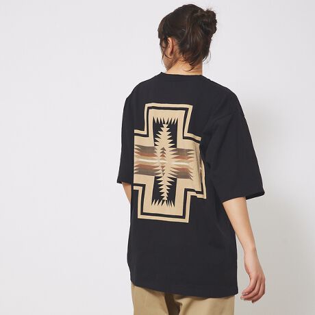 [^ԁF04500020071]yhg炵_ȃlCeBu`[tۓIȃgbvXɂ͈ɗR荡HARDINGin[fBOjƂPENDLETON̒łlC̗̕pVGbg͂肵I[o[TCYŁAꖇł݊QjZbNXłgfUCƃTCYłBfރI[vGhiCaю^aj́ACő@ۂQ荇킳\܂B@ۂ̊ԂɋC܂ނ߂ӂ炵{[܂ADn̓hCł肵i`ȍd߂̕ɂȂ̂łBzƑɗDĂ܂BR[fBl[gfjƃXj[J[ō킹̃X^C͂AN̓vCtȃJ[R[fBl[gŏ{̃GbZXvX̂߁BvgɎgpĂJ[pcXJ[g̐FƃNAFĝȕ̓obOV[YȂǂŎ̂߁BjZbNXŒ̂ŁAJbvŃN蕝LȂy߂܂Byhg̃IWip^[_Ƀvg̃R[~OꂽRbggpAG肪Ȃ₩ȈꖇBI[o[TCỸVGbgŁACpNĝfUĆAꂩ̎ɂ߁ByPENDLETON/yhgz1909NISByhg̒ɎЖaэHnƂAlCeBuAJ̃g[fBOuPbg̐YJn܂BE[uPbgVcɑ\PENDLETONiyhgjuh̓AJ̗ǐSƌĂ΂Ă܂BPENDLETONiyhgj̑SĂ̏iɖDtꂽDl[ɂ́AuWARRANTED TO BE A PENDLETON(yhgił邱Ƃۏ؂)vƏĂ܂Bꂱ̂ςȂyhǧւȂ̂łB