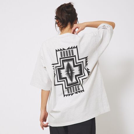 [^ԁF04500020071]yhg炵_ȃlCeBu`[tۓIȃgbvXɂ͈ɗR荡HARDINGin[fBOjƂPENDLETON̒łlC̗̕pVGbg͂肵I[o[TCYŁAꖇł݊QjZbNXłgfUCƃTCYłBfރI[vGhiCaю^aj́ACő@ۂQ荇킳\܂B@ۂ̊ԂɋC܂ނ߂ӂ炵{[܂ADn̓hCł肵i`ȍd߂̕ɂȂ̂łBzƑɗDĂ܂BR[fBl[gfjƃXj[J[ō킹̃X^C͂AN̓vCtȃJ[R[fBl[gŏ{̃GbZXvX̂߁BvgɎgpĂJ[pcXJ[g̐FƃNAFĝȕ̓obOV[YȂǂŎ̂߁BjZbNXŒ̂ŁAJbvŃN蕝LȂy߂܂Byhg̃IWip^[_Ƀvg̃R[~OꂽRbggpAG肪Ȃ₩ȈꖇBI[o[TCỸVGbgŁACpNĝfUĆAꂩ̎ɂ߁ByPENDLETON/yhgz1909NISByhg̒ɎЖaэHnƂAlCeBuAJ̃g[fBOuPbg̐YJn܂BE[uPbgVcɑ\PENDLETONiyhgjuh̓AJ̗ǐSƌĂ΂Ă܂BPENDLETONiyhgj̑SĂ̏iɖDtꂽDl[ɂ́AuWARRANTED TO BE A PENDLETON(yhgił邱Ƃۏ؂)vƏĂ܂Bꂱ̂ςȂyhǧւȂ̂łB